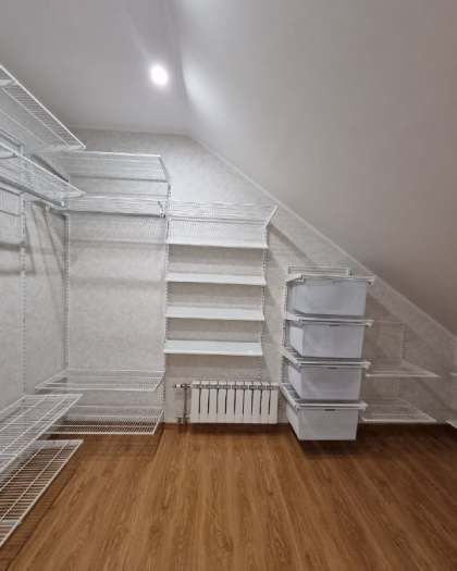 Серая П-образная гардеробная с выдвижными корзинами, ~2,7×3 м, фото 2