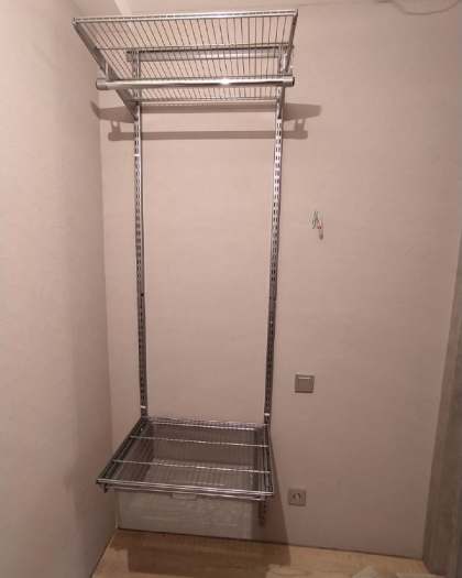 Серая П-образная гардеробная с выдвижными корзинами, ~2×2,1 м, фото 3