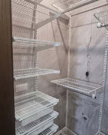Серая П-образная гардеробная с выдвижными корзинами, ~1,5×1,4 м, фото 2