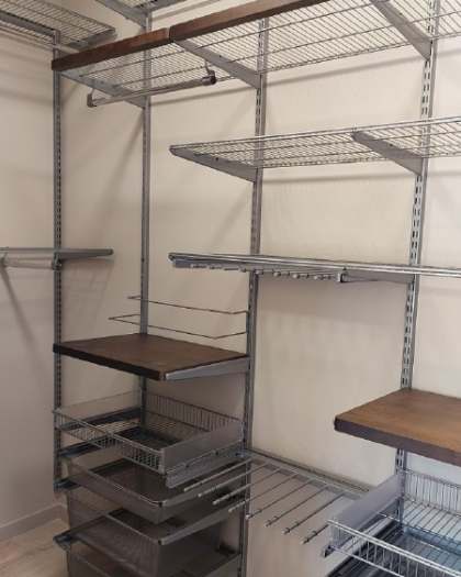 Серая П-образная постирочная с деревом и брючницей, ~3×2 м, фото 2