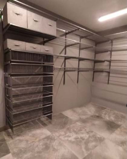 Серая П-образная постирочная с выдвижными корзинами, ~2,4×3,2 м, фото 3