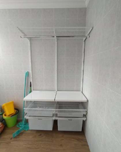 Серая П-образная постирочная с выдвижными корзинами, ~2,4×2,2 м, фото 2