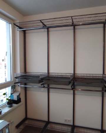 Серая прямая гардеробная с выдвижными корзинами, ~2,5×2,2 м, фото 1