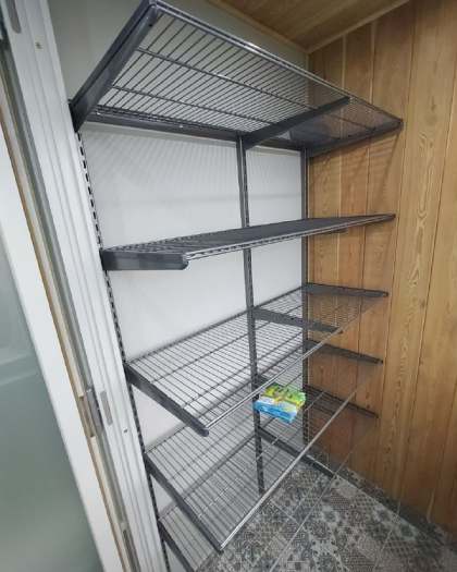 Серая прямая гардеробная с выдвижными корзинами, ~1,3×1,7 м, фото 1