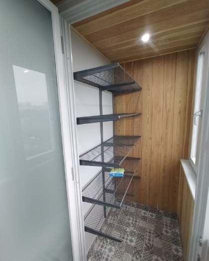 Серая прямая гардеробная с выдвижными корзинами, ~1,3×1,7 м, фото 2