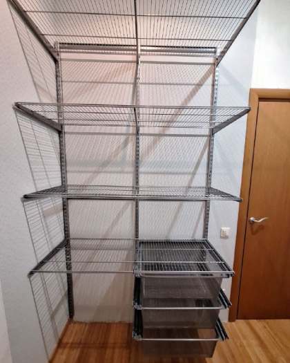 Серая прямая гардеробная с выдвижными корзинами, ~1,2×1,2 м, фото 1