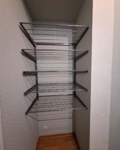 Серая прямая гардеробная с выдвижными корзинами, ~1,2×1,2 м, фото 2