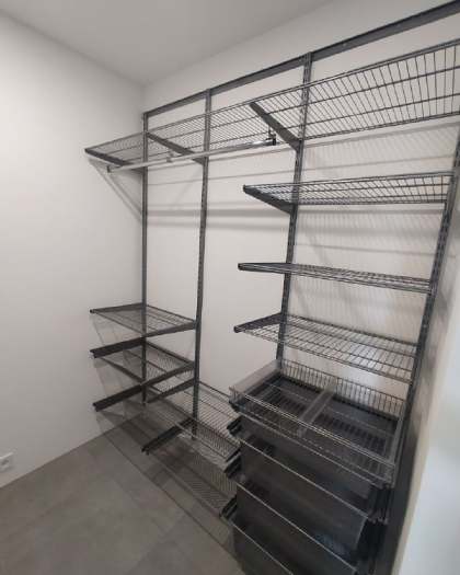 Серая прямая гардеробная с выдвижными корзинами, ~1,7×2,1 м, фото 1