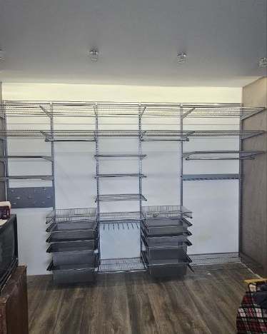 Серая прямая гардеробная с выдвижными корзинами, ~3×2,5 м, фото 1