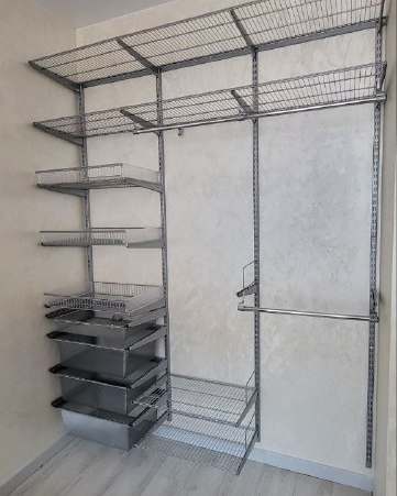 Серая прямая гардеробная с выдвижными корзинами, ~2,1×2,5 м, фото 1