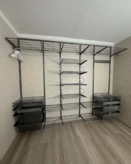 Серая прямая гардеробная с выдвижными корзинами, ~2,7×2,2 м, фото 1