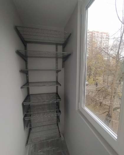 Серая прямая гардеробная с выдвижными корзинами, фото 1