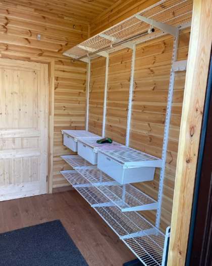 Серая прямая гардеробная с выдвижными корзинами, ~2,2×2,5 м, фото 1