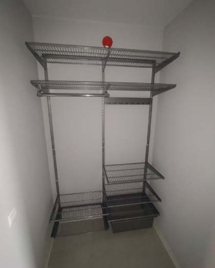 Серая прямая гардеробная с выдвижными корзинами, ~1,5×1,7 м, фото 1