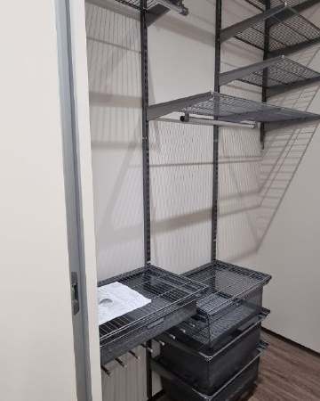 Серая прямая гардеробная с выдвижными корзинами, ~1,8×1,6 м, фото 1