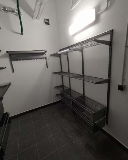 Серая система хранения в подсобке с брючницей, фото 1
