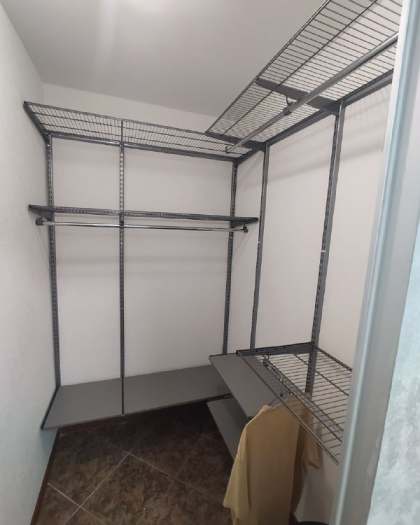 Серая угловая гардеробная, ~1,5×1,8 м, фото 1