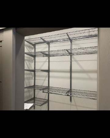 Серая угловая гардеробная, ~1,5×1,4 м, фото 1