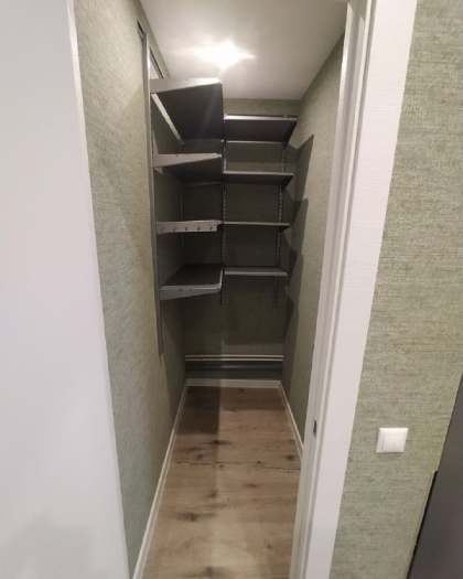 Серая угловая гардеробная, ~0,9×2 м, фото 1