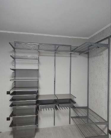 Серая угловая гардеробная с брючницей, ~2,1×2,5 м, фото 1