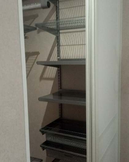 Серая угловая гардеробная с брючницей, ~1,2×1,3 м, фото 1