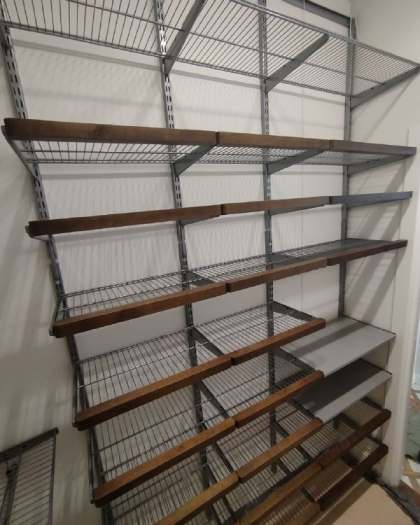 Серая угловая гардеробная с деревом, ~1,8×2,5 м, фото 3
