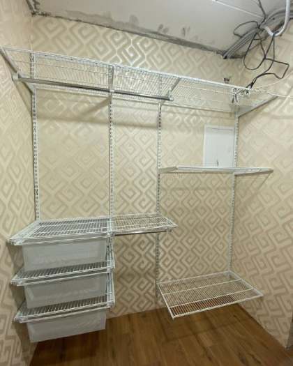 Серая угловая гардеробная с выдвижными корзинами, ~2,1×2,2 м, фото 1