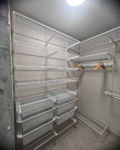 Серая угловая гардеробная с выдвижными корзинами, ~2,4×2 м, фото 1