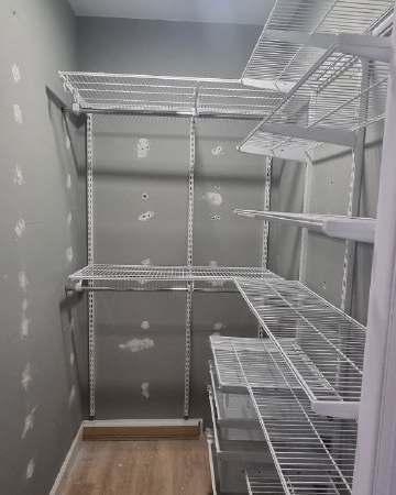 Серая угловая гардеробная с выдвижными корзинами, ~1,3×2,2 м, фото 1