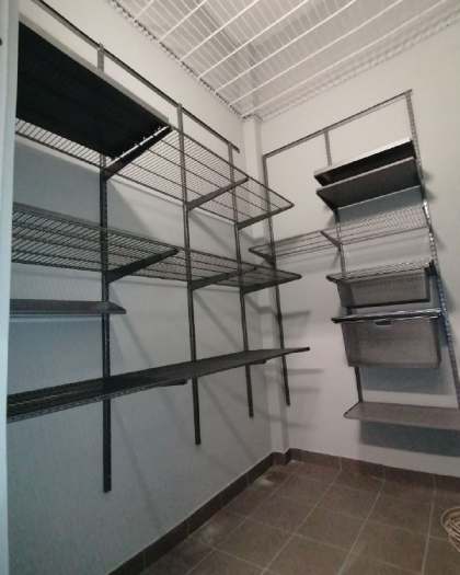 Серая угловая гардеробная с выдвижными корзинами, ~1,3×2,1 м, фото 1