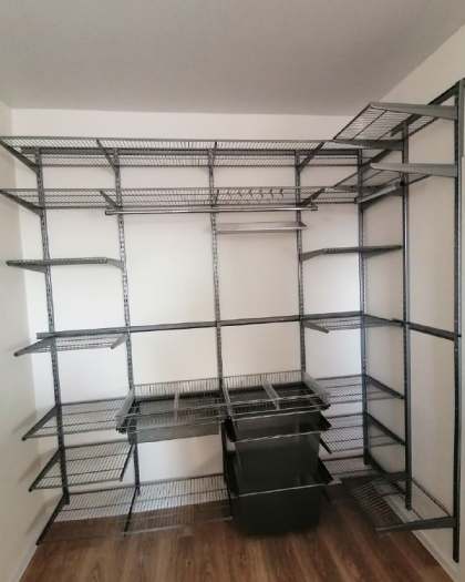 Серая угловая гардеробная с выдвижными корзинами, ~2,5×1,8 м, фото 1
