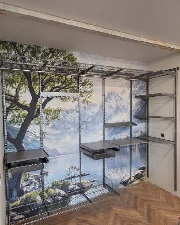 Серая угловая гардеробная с выдвижными корзинами, ~3×2,7 м, фото 1