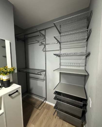 Серая угловая гардеробная с выдвижными корзинами, ~1,4×1,7 м, фото 1