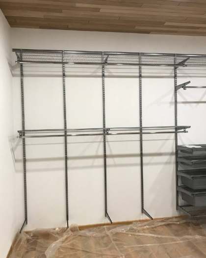 Серая угловая гардеробная с выдвижными корзинами, фото 2