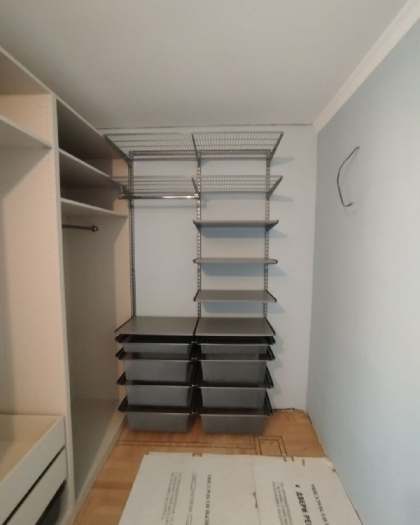Серая угловая гардеробная с выдвижными корзинами, ~1,4×2 м, фото 1