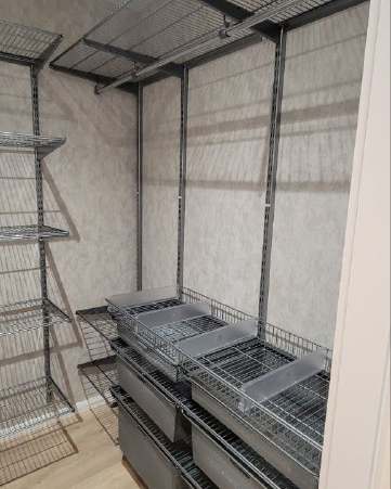Серая угловая гардеробная с выдвижными корзинами, ~1,4×2,1 м, фото 2