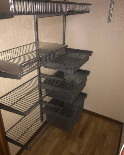 Серая угловая гардеробная с выдвижными корзинами, ~1,5×1,7 м, фото 2