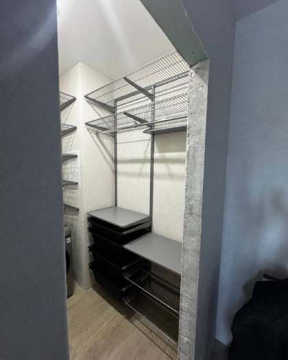 Серая угловая постирочная с выдвижными корзинами, ~0,9×1,8 м, фото 2